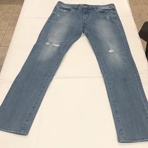 🔹Uniqlo Men’s Distressed Denim Jeans..